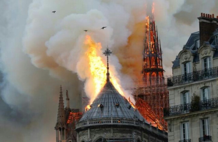 巴黎圣母院起火