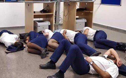 空姐集体睡地板 照片疯传被公司开除