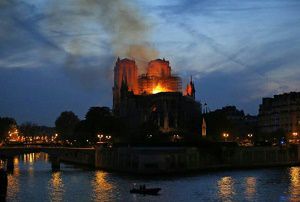 巴黎圣母院起火，850年的历史就这样毁掉了？